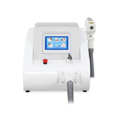 آلة إزالة الوشم على سطح المكتب Q معالجة Nd Yag Laser 1064nm 532nm لتميز البشرة