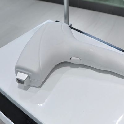 آلة إزالة الشعر بالليزر ثنائي الصمام 808 نانومتر بقدرة 450 واط - 600 واط و 10 ملايين لقطة لإزالة الشعر الدائمة